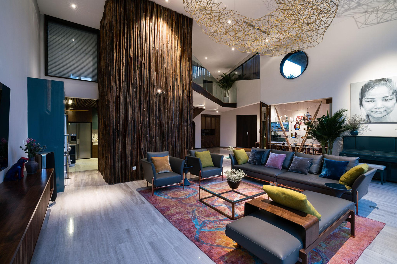 Do gia chủ có nhu cầu dùng thang máy nên KTS đặt thang máy ở phía góc nhà và sử dụng ốp gỗ để bao che tạo cảm giác giống như một chiếc cây. Do đó, nếu thoạt nhìn qua khu vực thang máy kết hợp với chiếc đèn chùm (giống như một tổ chim) khiến chúng ta liên tưởng đến một khung cảnh đặc trưng của thiên nhiên.