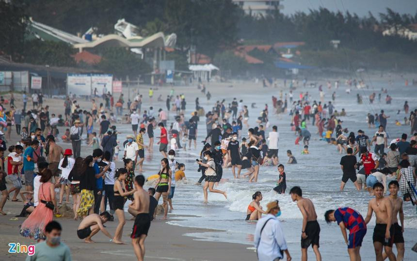 Hàng nghìn du khách từ TP.HCM và các tỉnh lân cận đổ về Vũng Tàu ngày cuối năm để vui chơi, tắm biển.