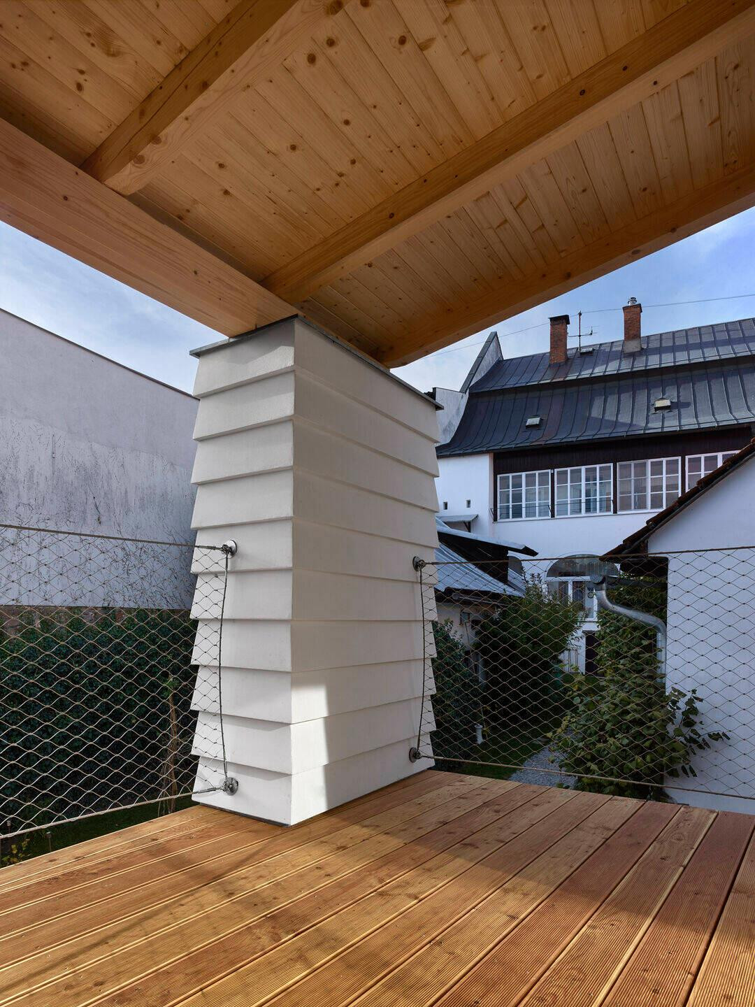 Logia đặt tại góc nhà chính là điểm nhấn thiết kế của công trình cơi nới. Khác với các phần tường thạch cao trát phẳng, cột nhà ở logia tầng 2 được trát lớp cách điệu để làm không gian nghỉ ngơi, thư giãn cho gia chủ. Logia đặt tại góc nhà chính là điểm nhấn thiết kế của công trình cơi nới. Khác với các phần tường thạch cao trát phẳng, cột nhà ở logia tầng 2 được trát lớp cách điệu để làm không gian nghỉ ngơi, thư giãn cho gia chủ.