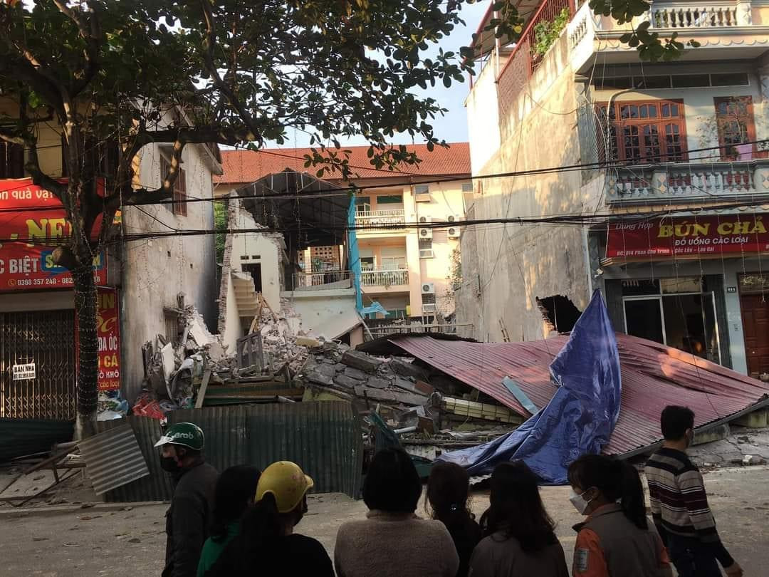 "Lúc nhà bên cạnh đào móng thì nền và tường nhà 16 có dấu hiệu sụt lún. Người trong nhà chỉ kịp chạy thoát ra. May mắn rằng không có ai bị thương", một hàng xóm của nhà số 16 cho biết.