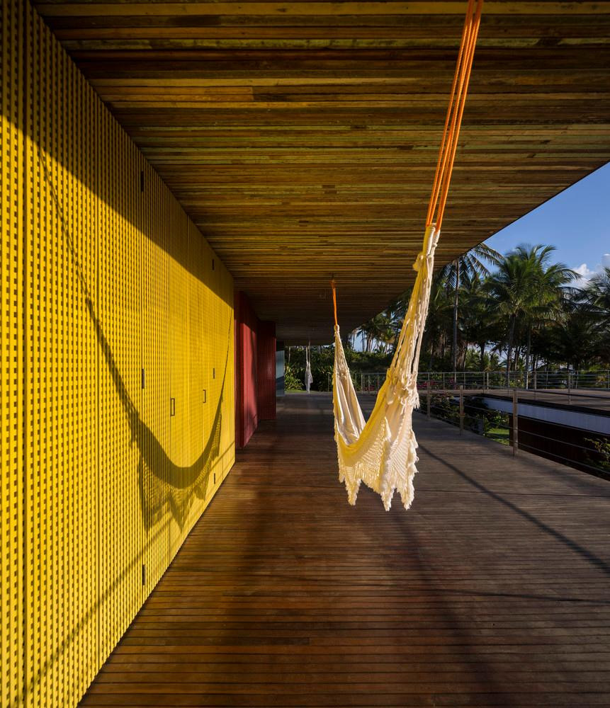 Cửa trước các phòng nhìn ra khoảng hiên rộng 2,5m, nơi đặt những chiếc võng trên mái nhà bằng gỗ tái chế. Cửa trước các phòng nhìn ra khoảng hiên rộng 2,5m, nơi đặt những chiếc võng trên mái nhà bằng gỗ tái chế.
