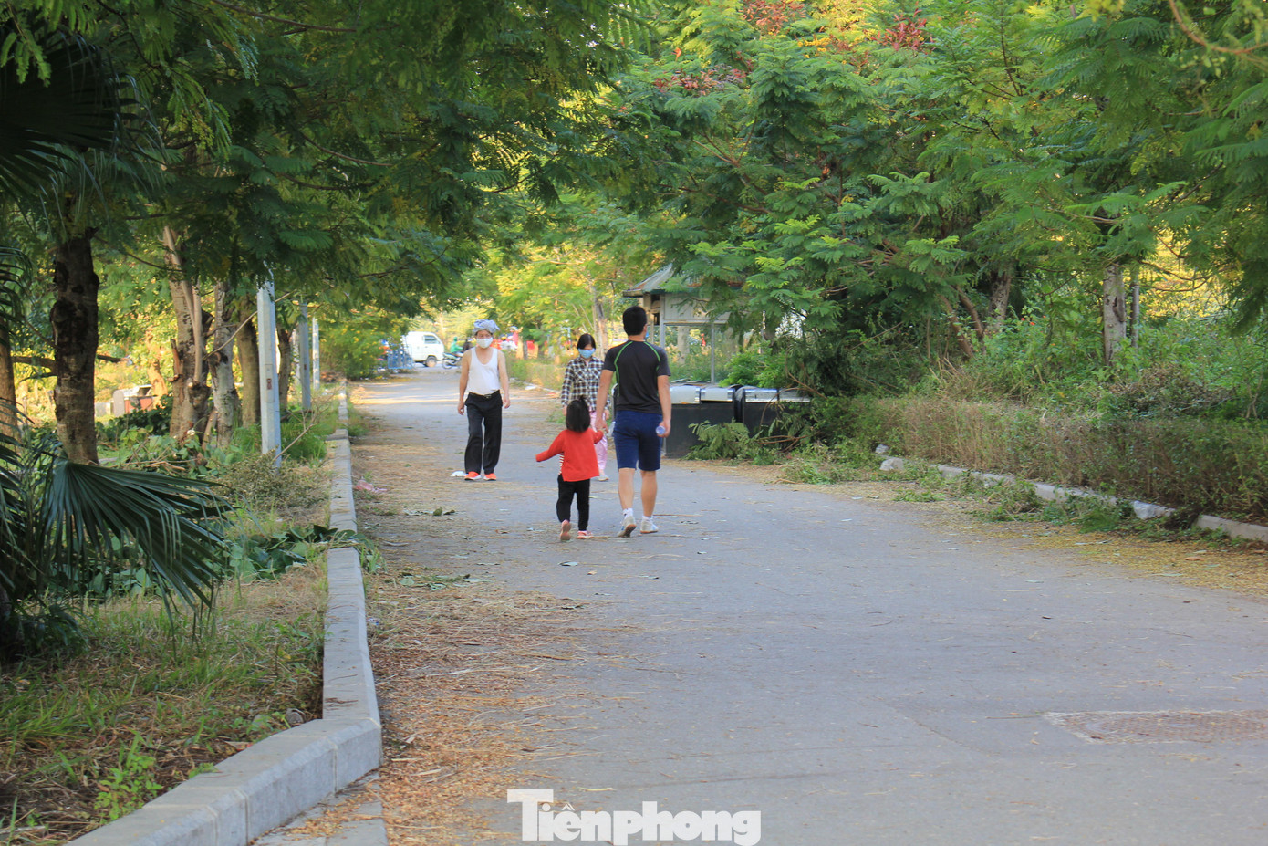 “Xung quanh công viên là chi chít các tòa nhà cao tầng với mật độ dân số cao nhưng lại thiếu không gian cây xanh nên kể từ khi có dự án này chúng tôi luôn mong ngóng dự án sớm hoàn thành để có nơi đi lại tập thể dục và hít thở không khí trong lành. Tuy nhiên, kể từ đầu năm đến nay, công viên không có người chăm sóc, đường đi ven hồ ngập nước, cây cỏ mọc um tùm chắn cả lối đi, buổi sáng và chiều còn có cả rắn và chuột bò ngang đường đi,… nên thành ra rất ít người dám đi lại. Hi vọng rằng đơn vị quản lý sớm cải tạo, tu bổ lại để công viên mang đúng nghĩa là công viên”, anh H (38 tuổi), người dân ở khu vực gần công viên cho biết.