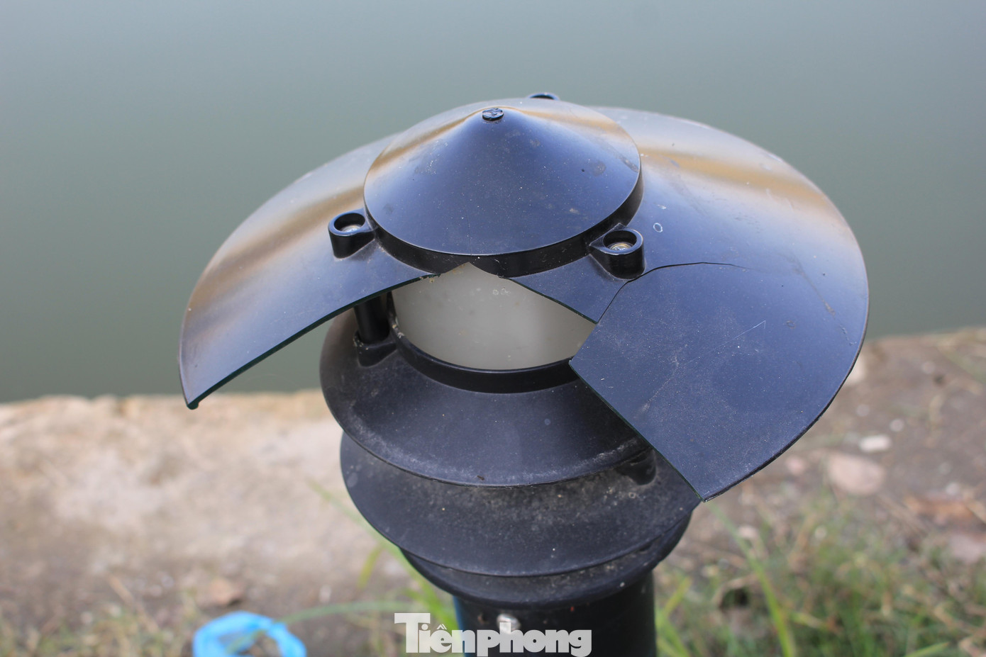 Hệ thống các cột đèn trong công viên bị xuống cấp, hư hỏng nghiêm trọng.