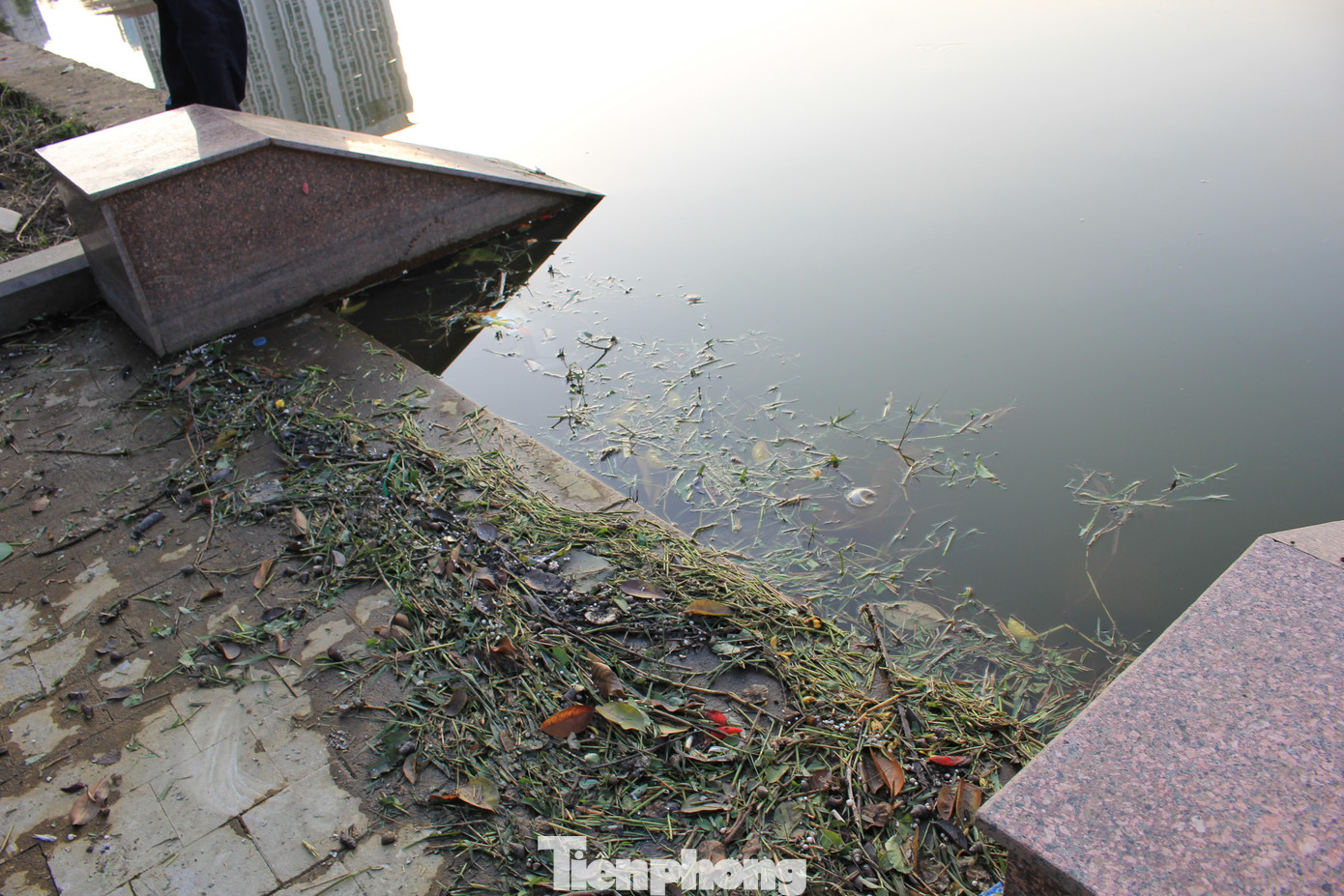 Các bờ kè khu vực ven hồ bị ngập nước dẫn đến việc vào những ngày trời mưa, nước hồ dâng lên ngập lối đi lại.