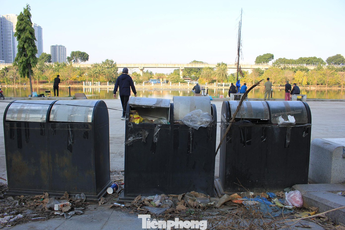 Nhiều bãi rác thải tự phát cũng liên tục xuất hiện trong công viên nhưng không có người dọn.