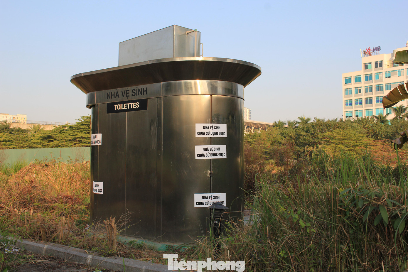 Khu vực nhà vệ sinh hiếm hoi trong công viên vẫn dán biển chưa được sử dụng.
