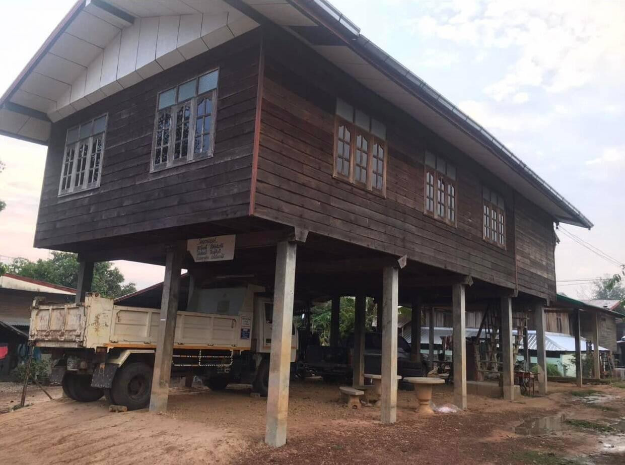 Công trình trong hình vốn là nhà sàn gỗ của gia đình nông dân người Thái Lan nhưng đã xuống cấp và tầng trệt vô cùng ẩm thấp. Do đó, cô con gái 25 tuổi của gia đình đã dùng tiền bán hàng online của mình để giúp bố mẹ cải tạo lại ngôi nhà.