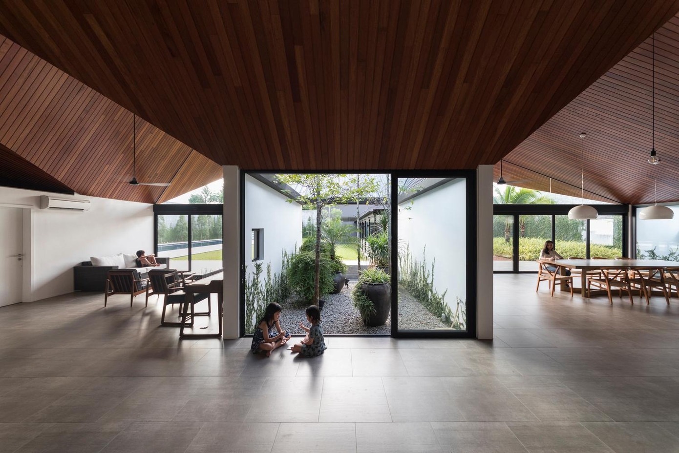 Mỗi sân có kích thước và vị trí khác nhau trong các khu vực tương ứng. Do đó mỗi khi có trời mưa, mỗi sân sẽ tạo ra các cung bậc âm thanh khác nhau. Mỗi sân có kích thước và vị trí khác nhau trong các khu vực tương ứng. Do đó mỗi khi có trời mưa, mỗi sân sẽ tạo ra các cung bậc âm thanh khác nhau.