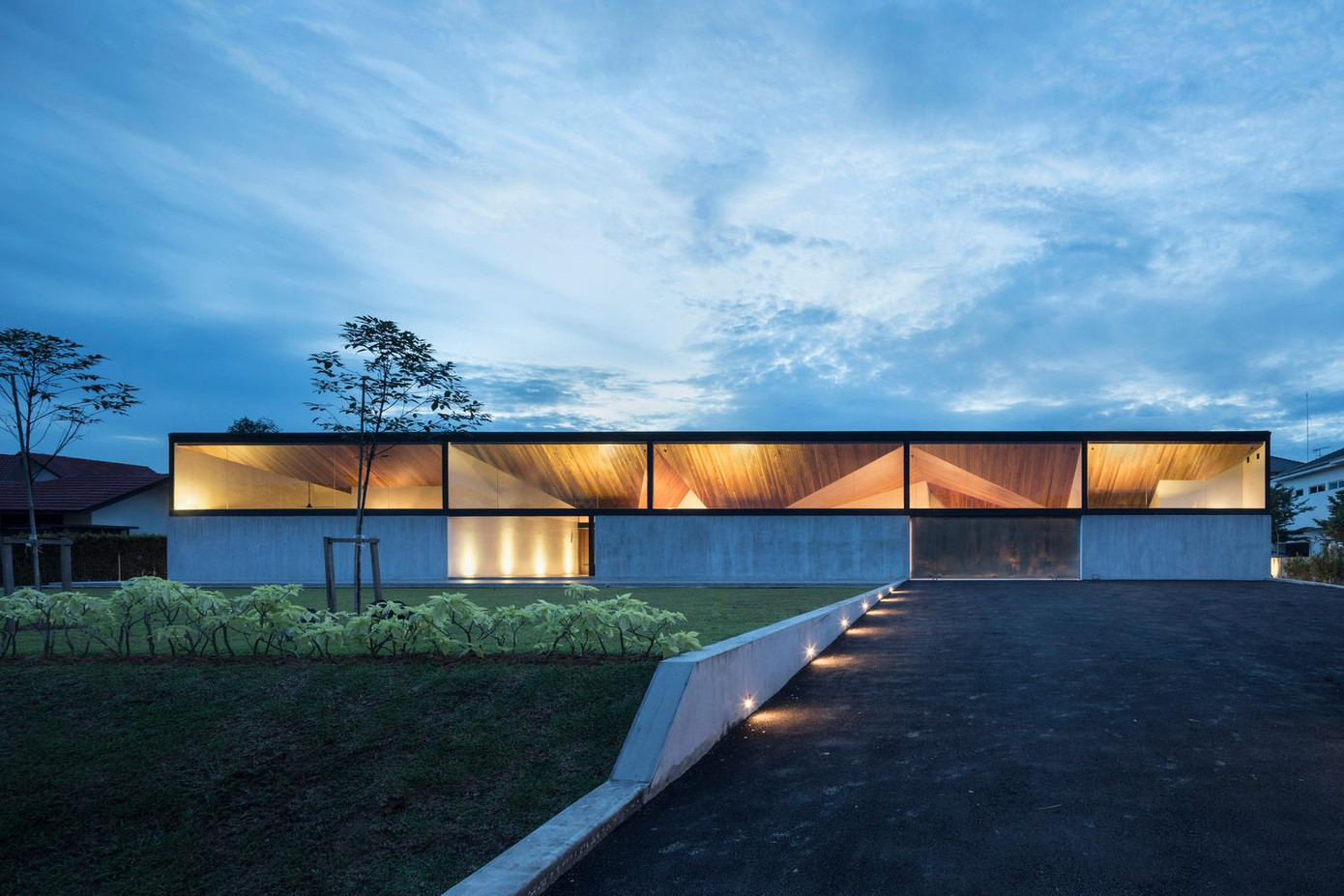 Nhìn từ đường phố, ngôi nhà có hình dáng vô cùng tinh tế, gần như phẳng phiu, để lộ rất ít nội thất ngoại trừ phần trần nhà bằng gỗ bên trong. Nhìn từ đường phố, ngôi nhà có hình dáng vô cùng tinh tế, gần như phẳng phiu, để lộ rất ít nội thất ngoại trừ phần trần nhà bằng gỗ bên trong.