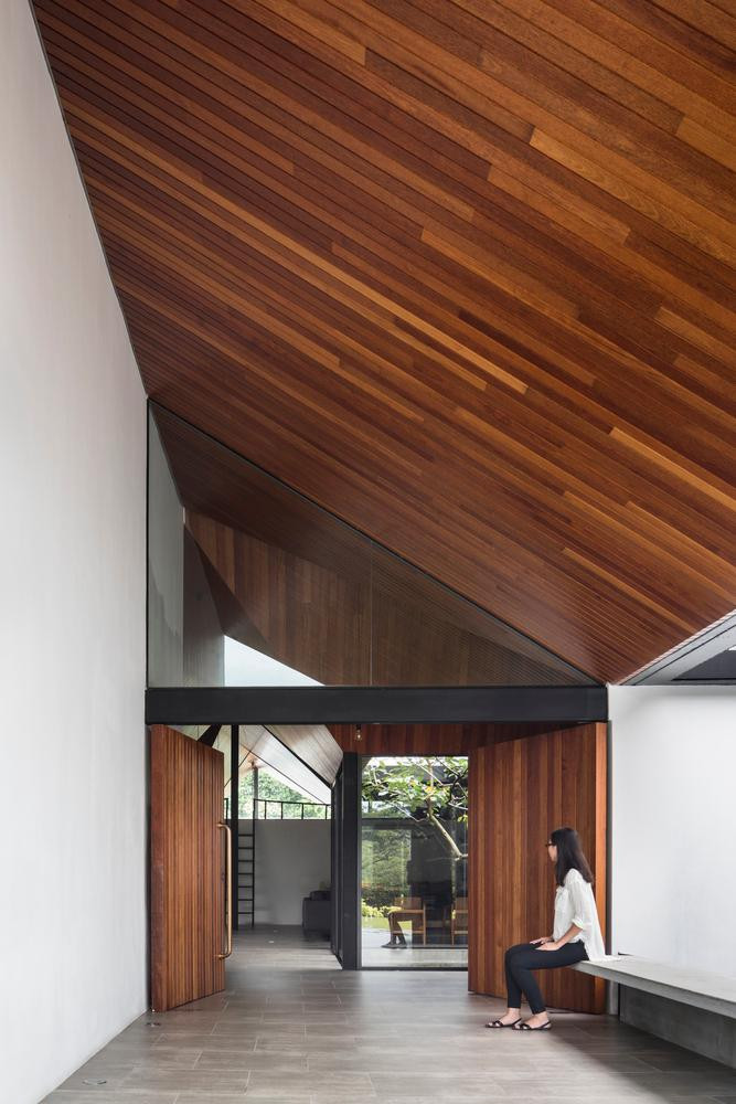 Ngôi nhà có nhiều thang sắt dẫn lên gác lửng. Ngôi nhà có nhiều thang sắt dẫn lên gác lửng.