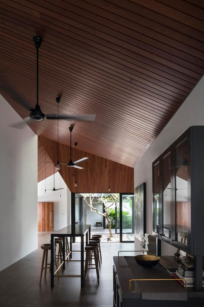 Không gian bếp thông thoáng nhờ có cửa lớn hướng ra sân trong. Không gian bếp thông thoáng nhờ có cửa lớn hướng ra sân trong.