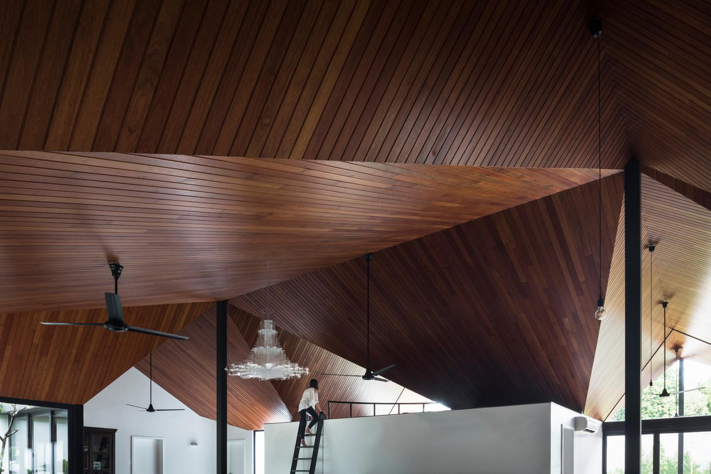 Nội thất chủ đạo đặc trưng của ngôi nhà là hệ trần gỗ Merbau nhiều mặt hướng về phía sân trong. Nội thất chủ đạo đặc trưng của ngôi nhà là hệ trần gỗ Merbau nhiều mặt hướng về phía sân trong.