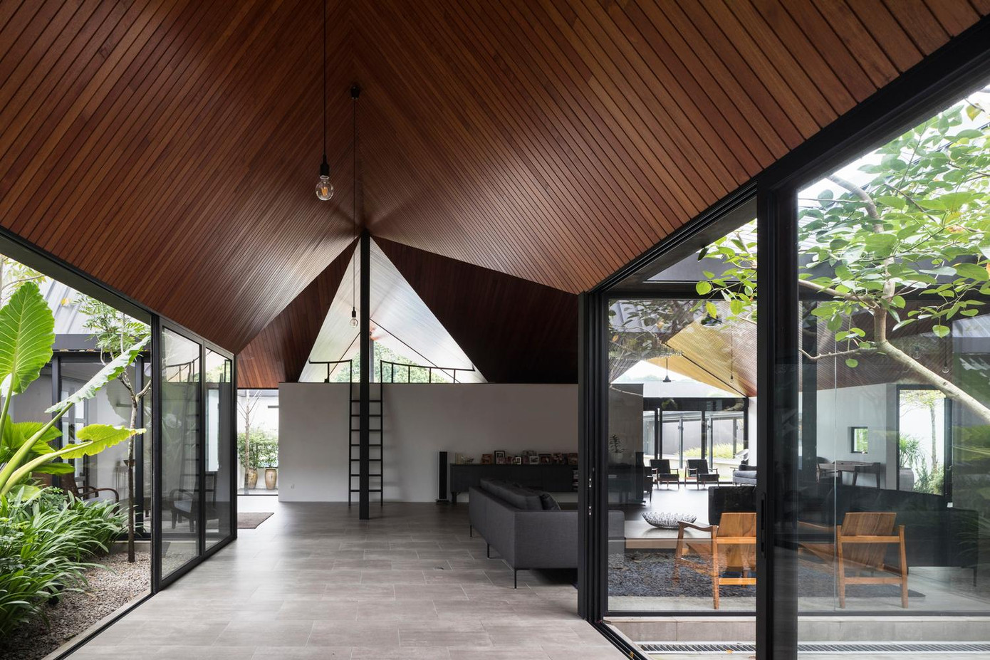 Khu vực phòng khách nằm giữa trung tâm ngôi nhà, là nơi tụ họp của các thành viên trong gia đình. Khu vực phòng khách nằm giữa trung tâm ngôi nhà, là nơi tụ họp của các thành viên trong gia đình.