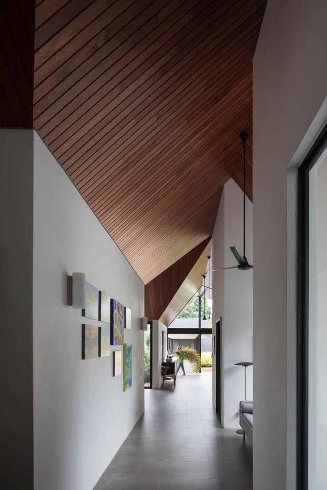 Các không gian sống được phân cụm, sắp xếp có tổ chức, đan xen giữa các hành lang. Các không gian sống được phân cụm, sắp xếp có tổ chức, đan xen giữa các hành lang.