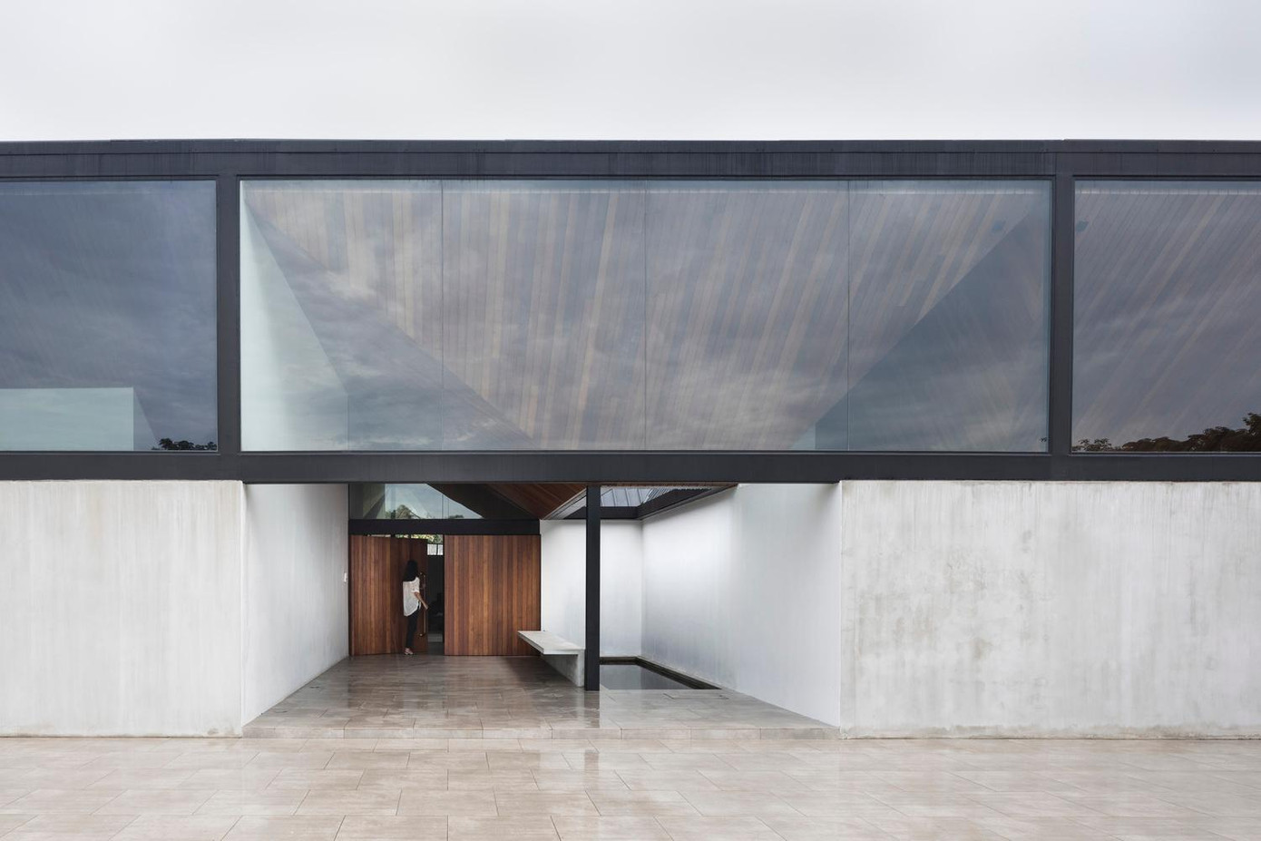 Các bức tường cao 5m có vai trò nâng đỡ và bao bọc các mái nhà dốc vào trong sân. Các bức tường cao 5m có vai trò nâng đỡ và bao bọc các mái nhà dốc vào trong sân.