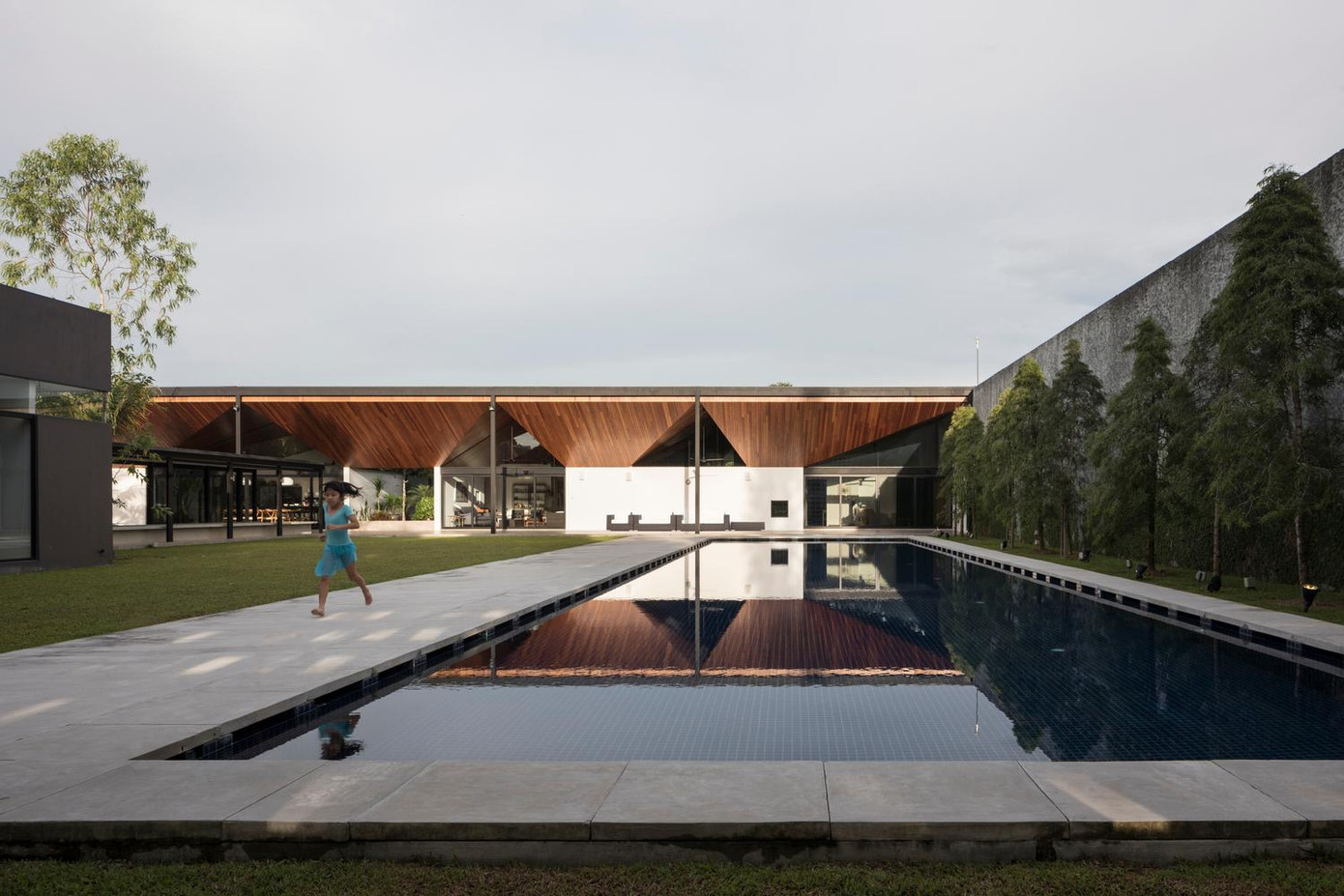 Trong khu phức hợp, phần lớn ngôi nhà, nơi sinh hoạt và giải trí chung được thiết kế chiếm một phần ba diện tích lô đất, diện tích còn lại là không gian của khu vườn sau nhà, hồ bơi và khối nhà phụ. Trong khu phức hợp, phần lớn ngôi nhà, nơi sinh hoạt và giải trí chung được thiết kế chiếm một phần ba diện tích lô đất, diện tích còn lại là không gian của khu vườn sau nhà, hồ bơi và khối nhà phụ.