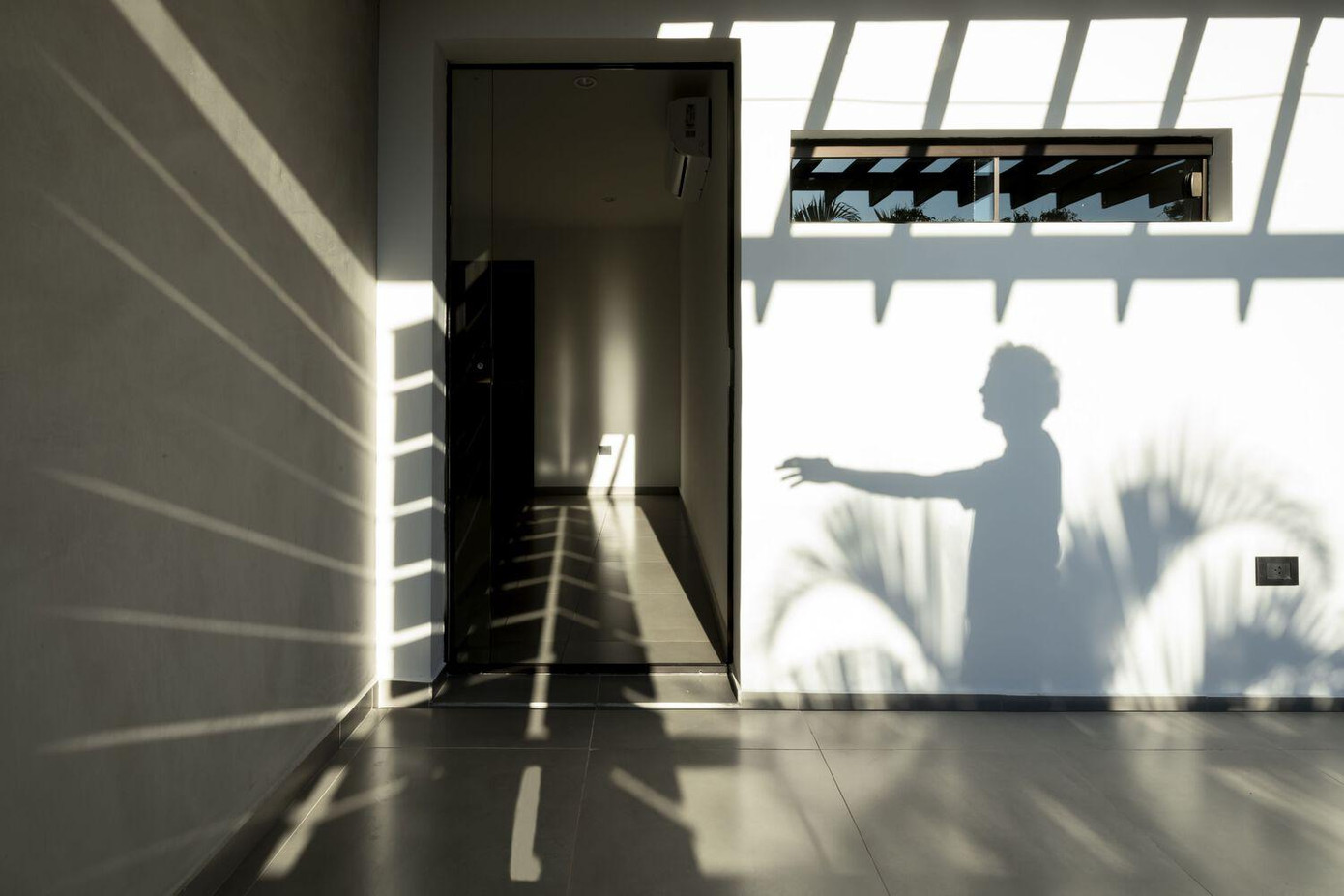 Nhờ việc sắp xếp đặc biệt mà hệ cửa bẫy gió tạo nên hiệu ứng ánh sáng dịu nhẹ và thú vị cho không gian trong ngôi nhà. Nhờ việc sắp xếp đặc biệt mà hệ cửa bẫy gió tạo nên hiệu ứng ánh sáng dịu nhẹ và thú vị cho không gian trong ngôi nhà.