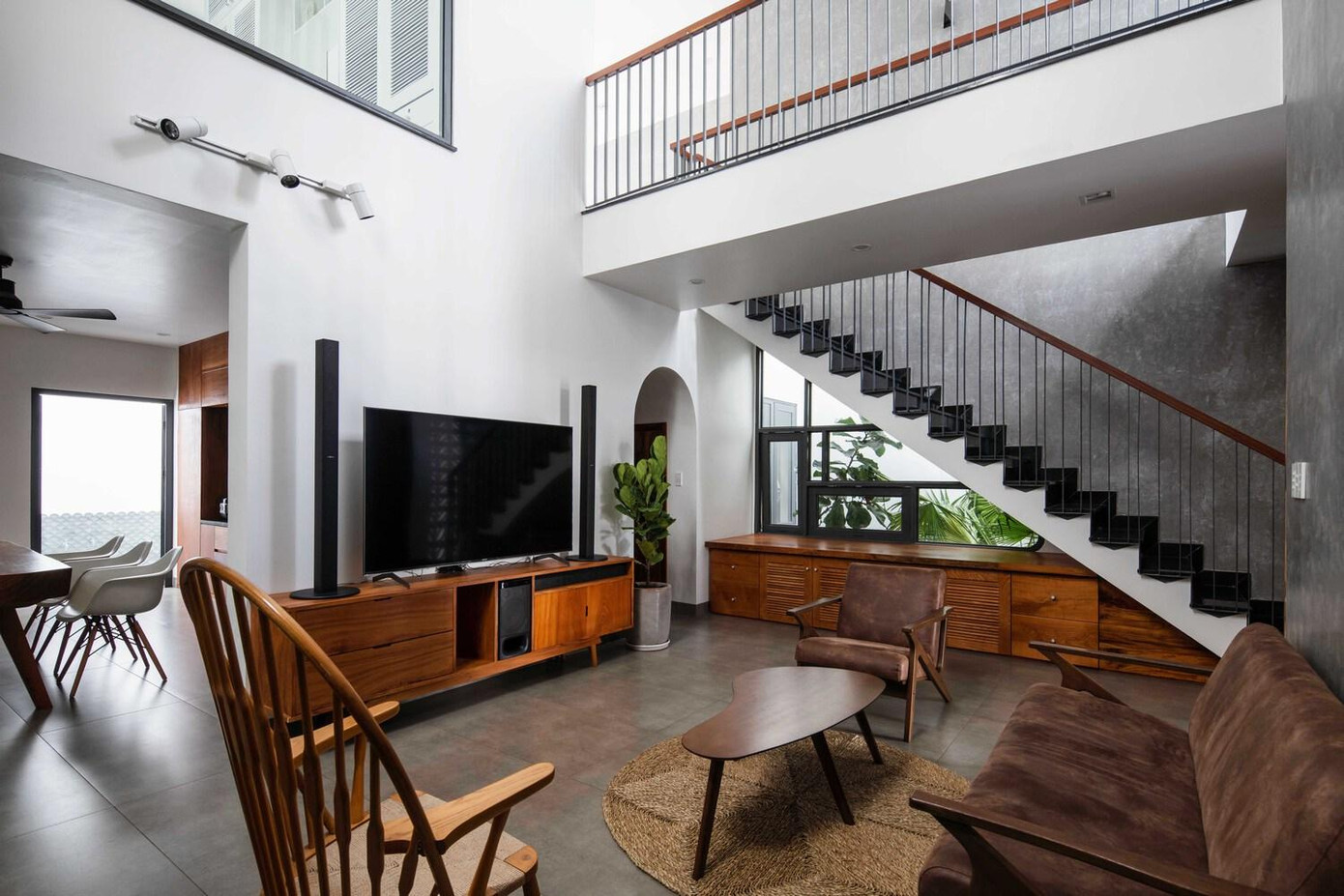 Tầng 1 là không gian sinh hoạt chính của gia đình bao gồm phòng khách, bếp, phòng ăn.