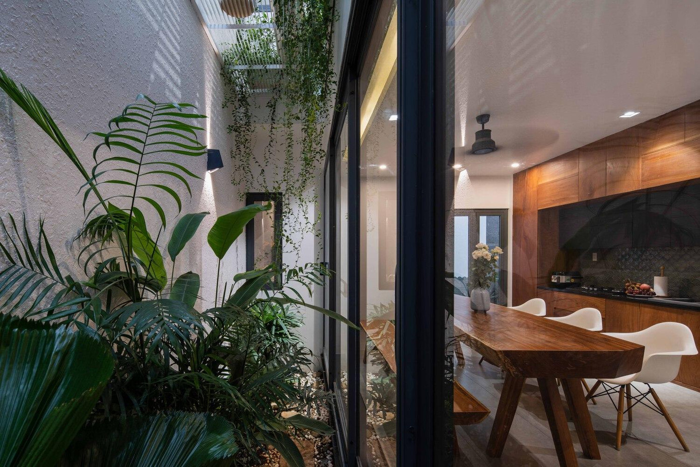 Những khu vực này được bao quanh bởi các khu vườn nhỏ giúp ngôi nhà có thể “thở”, thông gió khắp không gian cũng như cung cấp ánh sáng tự nhiên vào tất cả các phòng.