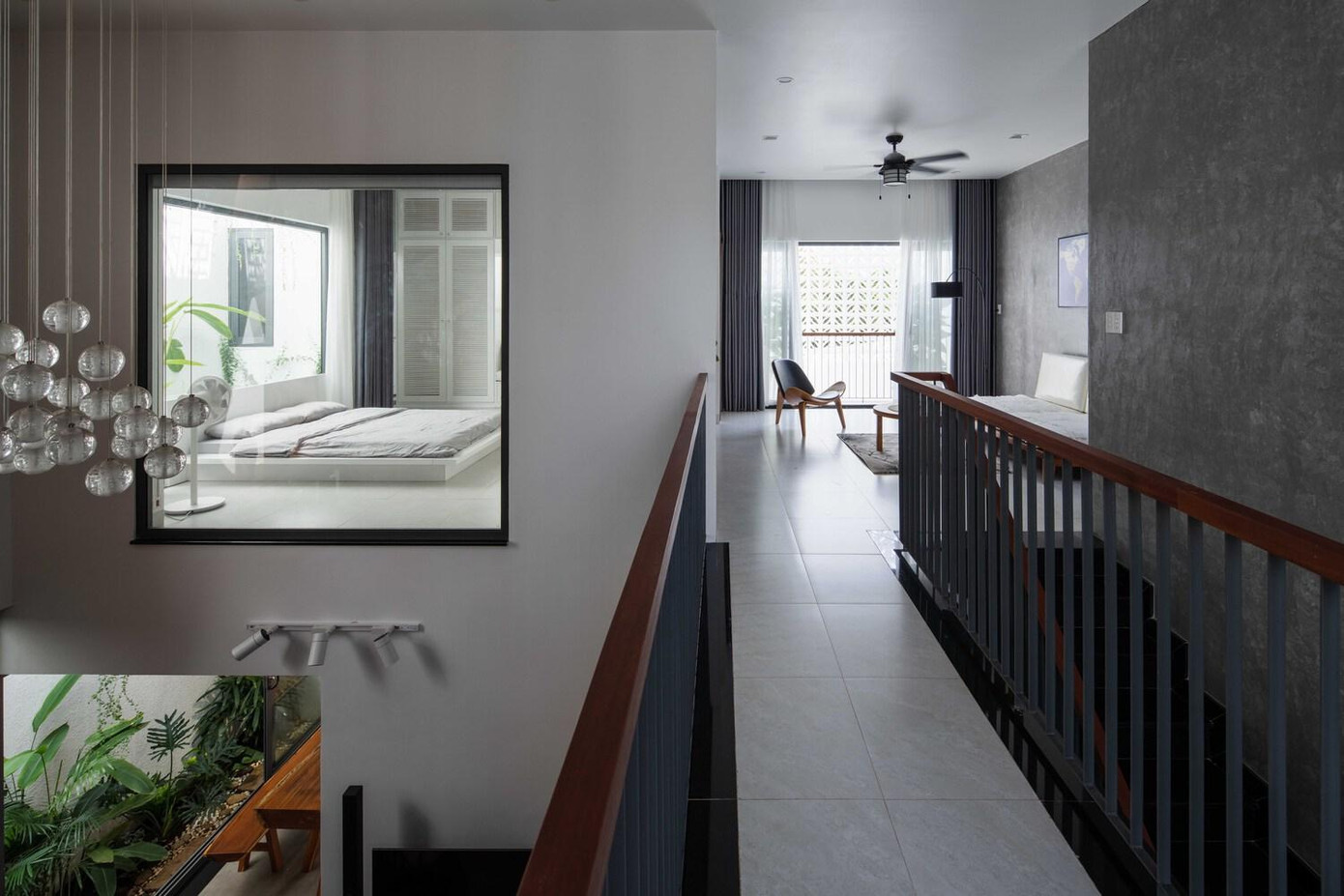 Tầng 2 là nơi đặt phòng ngủ và phòng sinh hoạt chung của gia đình cùng với một lỗ thông gió lớn đã được tạo ra ở giữa mang đến sự kết nối giữa các không gian tốt hơn.