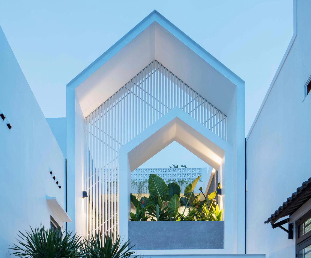 Ngôi nhà được thiết kế theo không gian mở, bố trí nhiều cây xanh, tận dụng được gió và ánh sáng vì vậy nó không cần ánh sáng nhân tạo vào ban ngày và điều hòa không khí vào ban đêm.