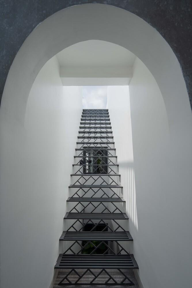 Ngôi nhà không chỉ có công năng và thẩm mỹ mà quan trọng nhất là ngôi nhà được thiết kế để tăng sự kết nối giữa con người với thiên nhiên thông qua không gian sống nhờ các giải pháp kiến trúc nhằm tạo điều kiện sống tốt hơn cho con người trong khi đô thị hóa tác động xấu đến môi trường sống.