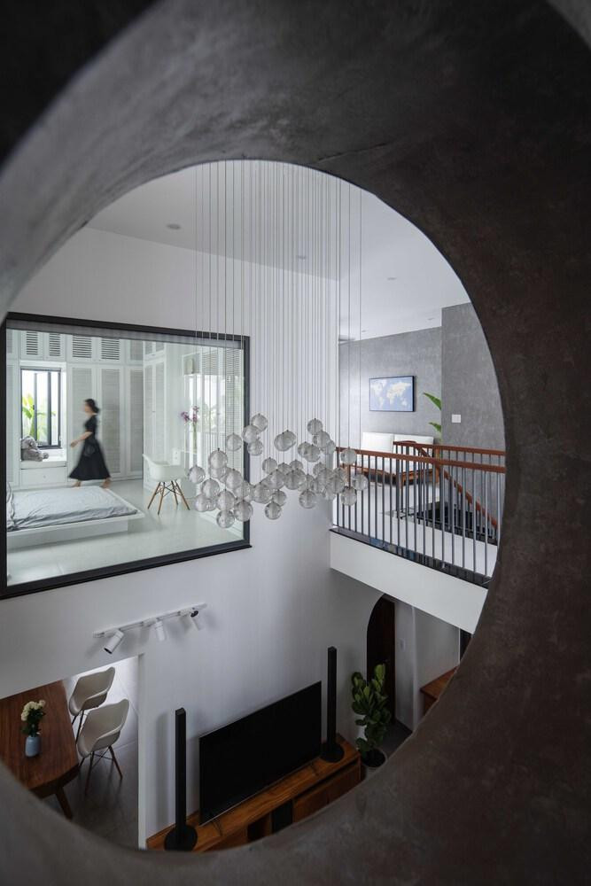 Phòng ngủ và phòng sinh hoạt chung của gia đình được thiết kế với khoảng thông tầng và khoảng sân nhỏ giúp gia chủ có thể ngắm nhìn bầu trời và đón gió tự nhiên mỗi ngày.