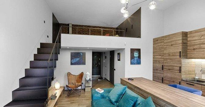 Kiểu nhà cấp 4 mái bằng trong hình phù hợp với các đôi vợ chồng trẻ vì chi phí xây dựng thấp hơn so với những mẫu nhà khác. Ngôi nhà có chiều ngang rộng, mặt tiền bố trí đơn giản bao gồm phòng khách, 2 phòng ngủ, 1 phòng bếp và 1 nhà vệ sinh.