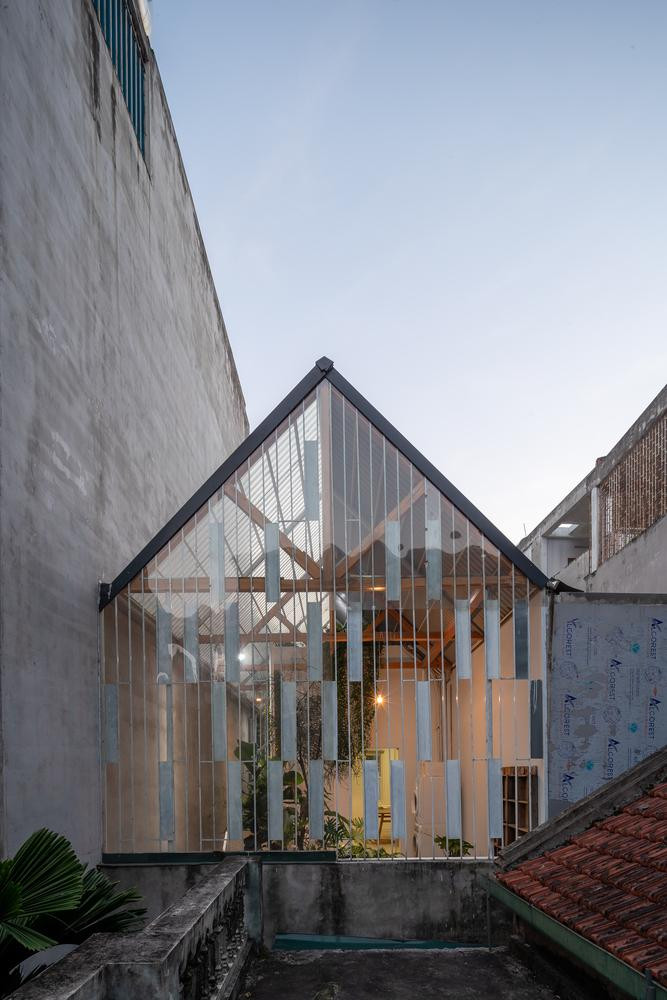 Do phần hiện hữu đã được xây dựng từ lâu và ít nhiều có dấu hiệu xuống cấp nên phần mái giống như áo mưa được thiết kế nhẹ nhất, bằng các vật liệu như ống thép, tấm lợp và gỗ dâu lấy từ vườn của ông bà chủ. Nhờ đó mà tổng chi phí đã giảm đi đáng kể. Do phần hiện hữu đã được xây dựng từ lâu và ít nhiều có dấu hiệu xuống cấp nên phần mái giống như áo mưa được thiết kế nhẹ nhất, bằng các vật liệu như ống thép, tấm lợp và gỗ dâu lấy từ vườn của ông bà chủ. Nhờ đó mà tổng chi phí đã giảm đi đáng kể.