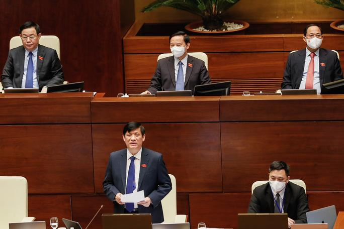 Bộ trưởng Nguyễn Thanh Long trả lời chất vấn nhóm vấn đề y tế - Ảnh: VGP