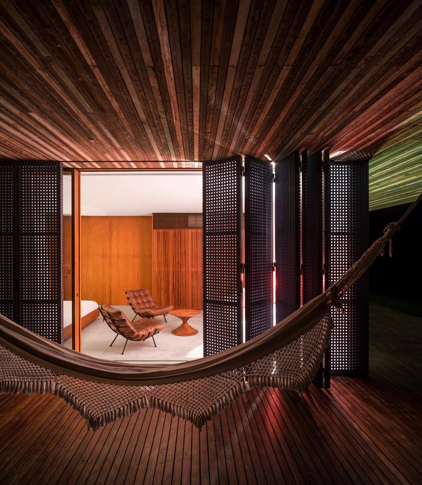 Tầng hai là không gian các phòng ngủ, nằm dưới mái dốc lợp ngói âm dương, kết hợp cùng gỗ làm sàn và vữa đầy màu sắc. Tầng hai là không gian các phòng ngủ, nằm dưới mái dốc lợp ngói âm dương, kết hợp cùng gỗ làm sàn và vữa đầy màu sắc.