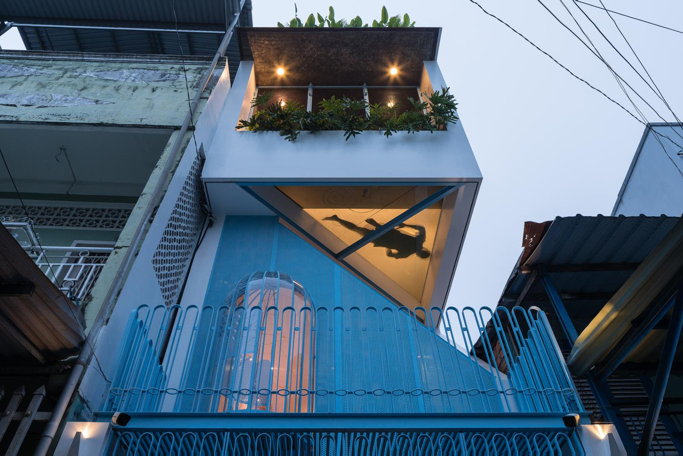 Đây là ngôi nhà ống nằm trong một con hẻm nhỏ cạnh trường tiểu học, chủ yếu được dùng làm nơi nghỉ trưa của bà mẹ trẻ và một cô con gái vì nhà họ cách xa trường học và nơi làm việc. Do đó, bà mẹ không nhấn mạnh tầm quan trọng của việc sử dụng hàng ngày mà ưu tiên sự thoải mái và thích thú cho cô con gái nhỏ khi bước vào lớp một.