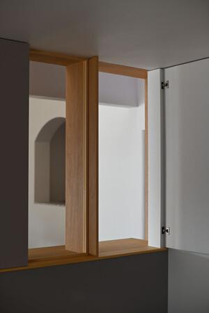 Tại tầng 1, phòng ngủ, phòng khách và phòng ăn được ngăn cách bởi một kệ lớn kéo dài về phía trần nhà cao gấp đôi nhưng vẫn đảm bảo việc người ở các phòng có thể dễ dàng giao tiếp với nhau bằng cách cảm nhận sự hiện diện của nhau qua kính hoặc bằng cách mở một cánh cửa nhỏ.