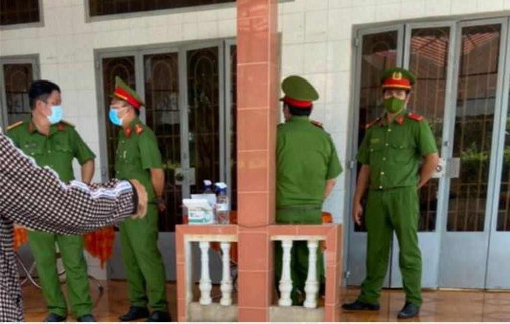 Đồng đội đến nhà để cùng gia đình lo đám tang Đồng đội đến nhà để cùng gia đình lo đám tang