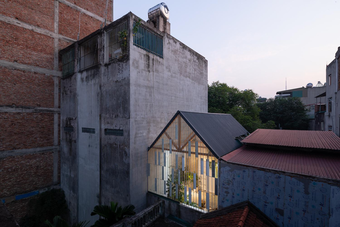 Căn nhà trong hình này rộng 40m2 có tên là "nhà áo mưa", được cải tạo dựa trên một phần của căn nhà bỏ hoang. Cụ thể, căn nhà của người chủ cũ trên mảnh đất 80m2 nằm sâu trong một con hẻm ở Hà Nội được chia làm 2 phần, 1 phần đã được cải tạo thành nơi sinh sống của một gia đình trẻ, phần còn lại bị bỏ hoang nên được cải tạo thành ngôi nhà 2 tầng. Căn nhà trong hình này rộng 40m2 có tên là "nhà áo mưa", được cải tạo dựa trên một phần của căn nhà bỏ hoang. Cụ thể, căn nhà của người chủ cũ trên mảnh đất 80m2 nằm sâu trong một con hẻm ở Hà Nội được chia làm 2 phần, 1 phần đã được cải tạo thành nơi sinh sống của một gia đình trẻ, phần còn lại bị bỏ hoang nên được cải tạo thành ngôi nhà 2 tầng.