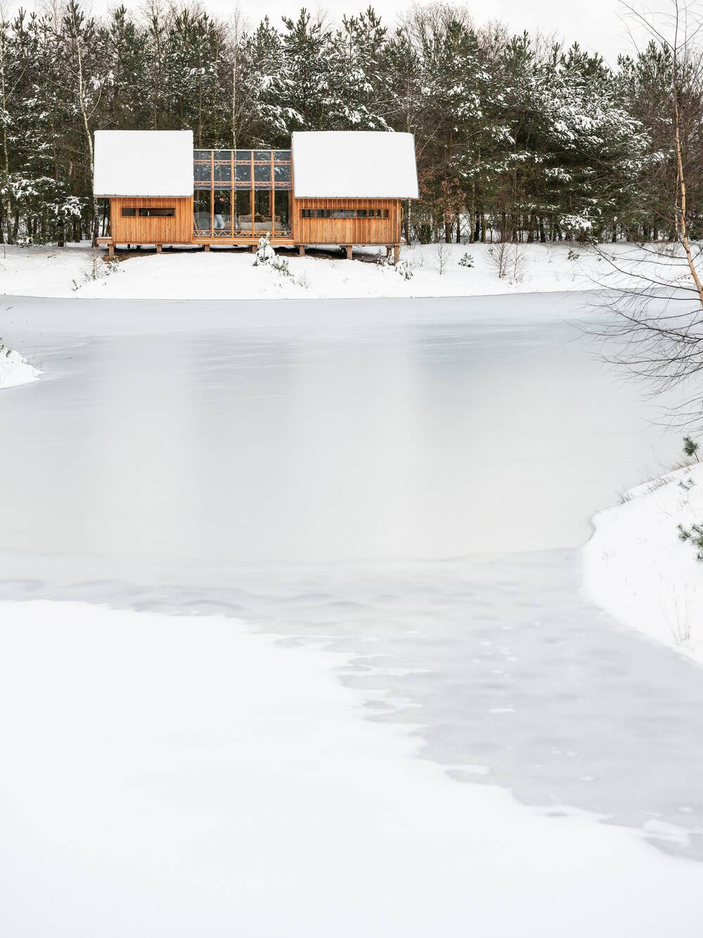 Đặc biệt, ngôi nhà còn có một phiên bản tự cung cấp điện lưới bao gồm một lò hơi đốt nóng, hệ thống năng lượng mặt trời và hệ thống xử lý nước thải nhằm đảm bảo ngôi nhà có thể thích nghi với cuộc sống ở những vùng thiên nhiên hoang sơ.