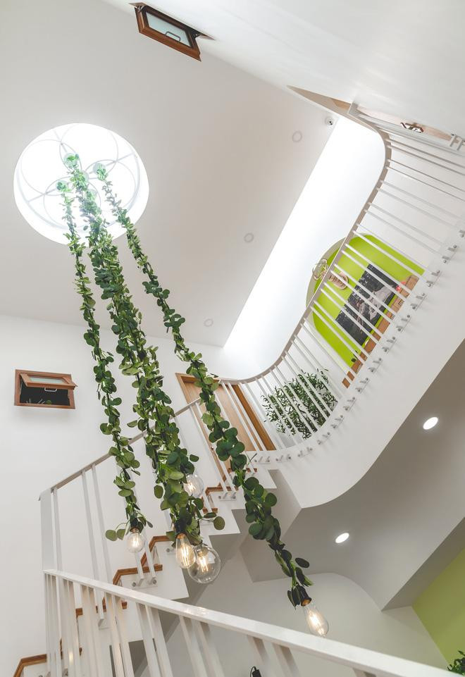 Để không gian trong nhà luôn thông thoáng và tràn ngập ánh sáng, kiến trúc sư bố trí giếng trời hình tròn bên trên cầu thang.