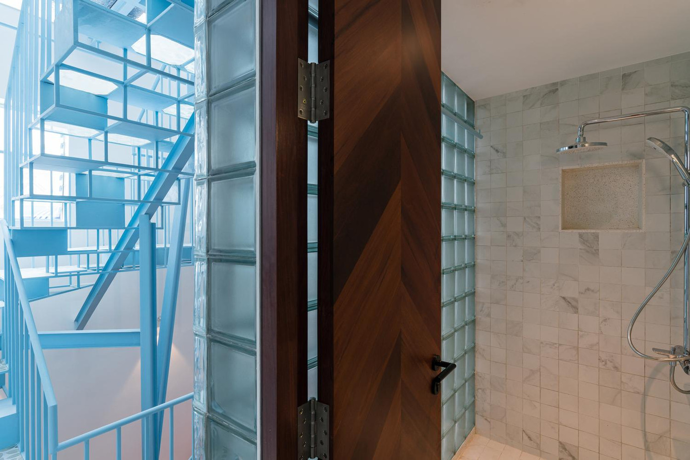 Nhà vệ sinh thiết kế đơn giản, lấy ánh sáng chủ yếu từ giếng trời thông qua các tấm kính mờ.