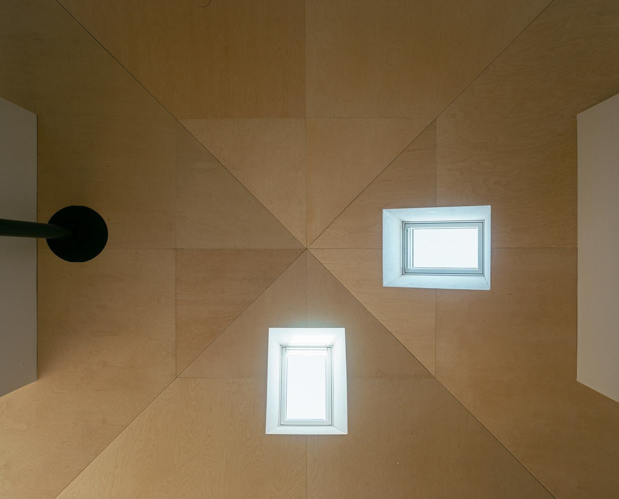 Ở phần mái giữa nhà, kiến trúc sư còn bố trí 2 giếng trời để cung cấp ánh sáng vào ban ngày thay cho bóng đèn để tiết kiệm điện năng cho gia chủ. Ở phần mái giữa nhà, kiến trúc sư còn bố trí 2 giếng trời để cung cấp ánh sáng vào ban ngày thay cho bóng đèn để tiết kiệm điện năng cho gia chủ.