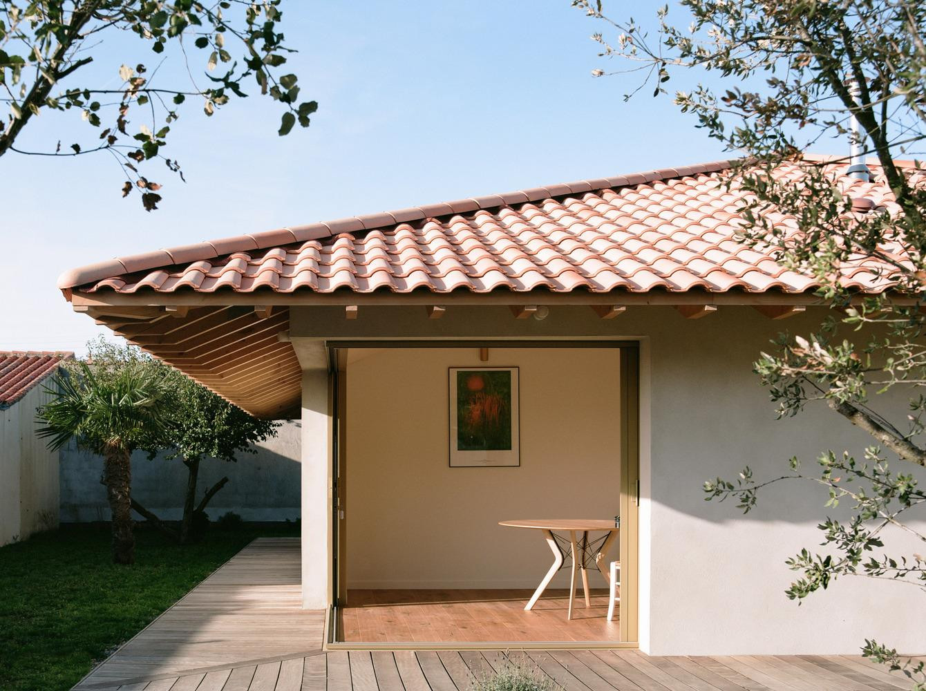 Đây là ngôi nhà cấp 4 hình vuông của một cặp vợ chồng trẻ lấy cảm hứng từ phong cách kiến trúc của Nhật Bản. Đây là ngôi nhà cấp 4 hình vuông của một cặp vợ chồng trẻ lấy cảm hứng từ phong cách kiến trúc của Nhật Bản.