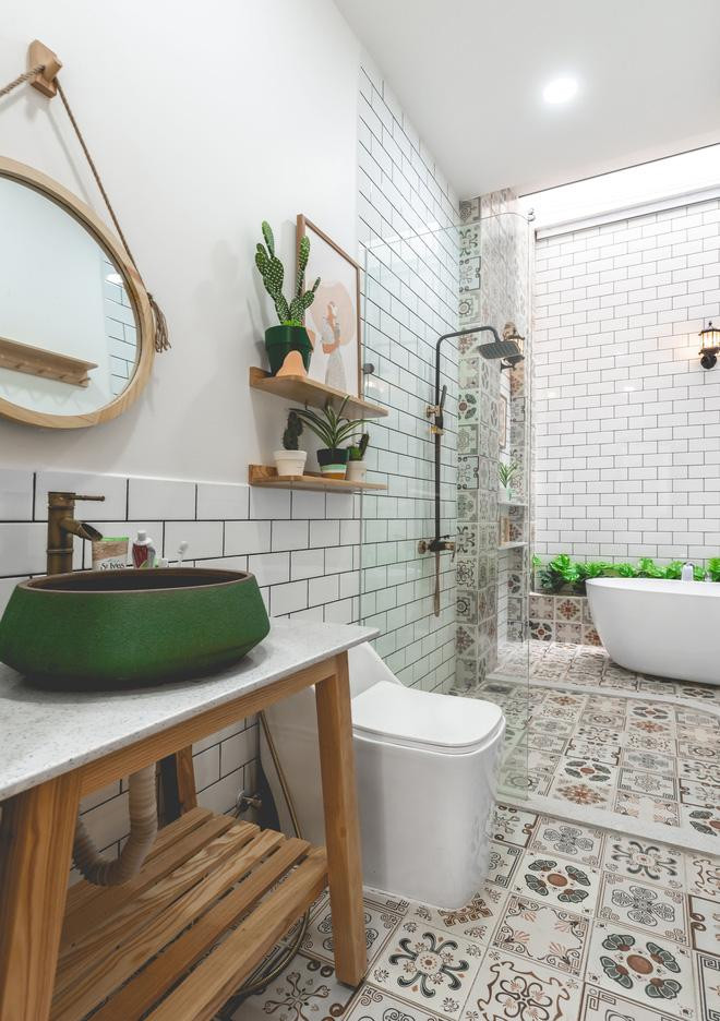 Nhờ có cửa liên thông ra sân phơi và mái kéo trên bồn tắm nên mặc dù không gian nhà vệ sinh kín đáo nhưng vẫn luôn sáng, thoáng.