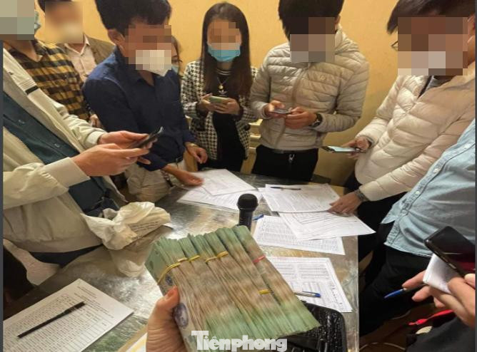 Các chuyên gia cho rằng việc giá đất tăng "dựng đứng" thời gian gần đây một phần xuất phát từ việc một số nhóm "cò" mồi liên kết với nhau để tạo "sốt" đất ảo, kích "sóng" thị trường để thu hút người mua. Do đó việc đầu tư vào đất nếu không tìm hiểu kĩ sẽ rất rủi ro, giống như đánh bạc mà tỉ lệ thua nhiều hơn thắng. Các chuyên gia cho rằng việc giá đất tăng "dựng đứng" thời gian gần đây một phần xuất phát từ việc một số nhóm "cò" mồi liên kết với nhau để tạo "sốt" đất ảo, kích "sóng" thị trường để thu hút người mua. Do đó việc đầu tư vào đất nếu không tìm hiểu kĩ sẽ rất rủi ro, giống như đánh bạc mà tỉ lệ thua nhiều hơn thắng.