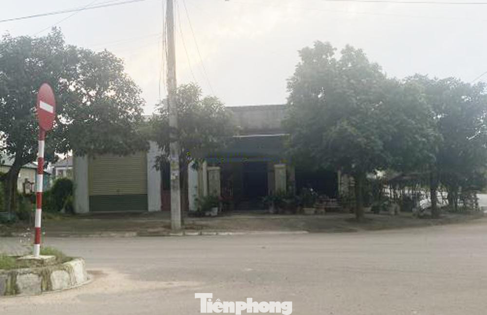 Trong cơn &quot;sốt đất&quot;, lô đất thổ cư (đã có sổ đỏ) ở mặt tiền đường Đại Cồ Việt (TP. Đông Hà, Quảng Trị) rộng 192m2 được rao bán với giá 12 tỷ đồng (tương đương 62,5 triệu đồng/m2); trong khi trước đó khoảng 2 tháng, giá đất ở khu vực này chỉ dao động trong khoảng 9 – 13 triệu đồng/m2.