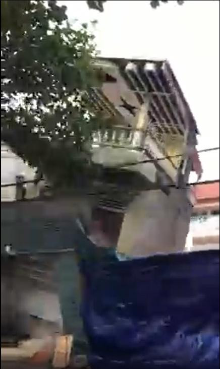 Khoảng 16h hôm nay (14/12), nhiều người dân sinh sống ở khu vực đường Phan Chu Trinh không khỏi bàng hoàng khi căn nhà 2 tầng 1 tum ở số 16 của gia đình anh P và chị T bỗng dưng đổ sập sau tiếng nổ lớn.