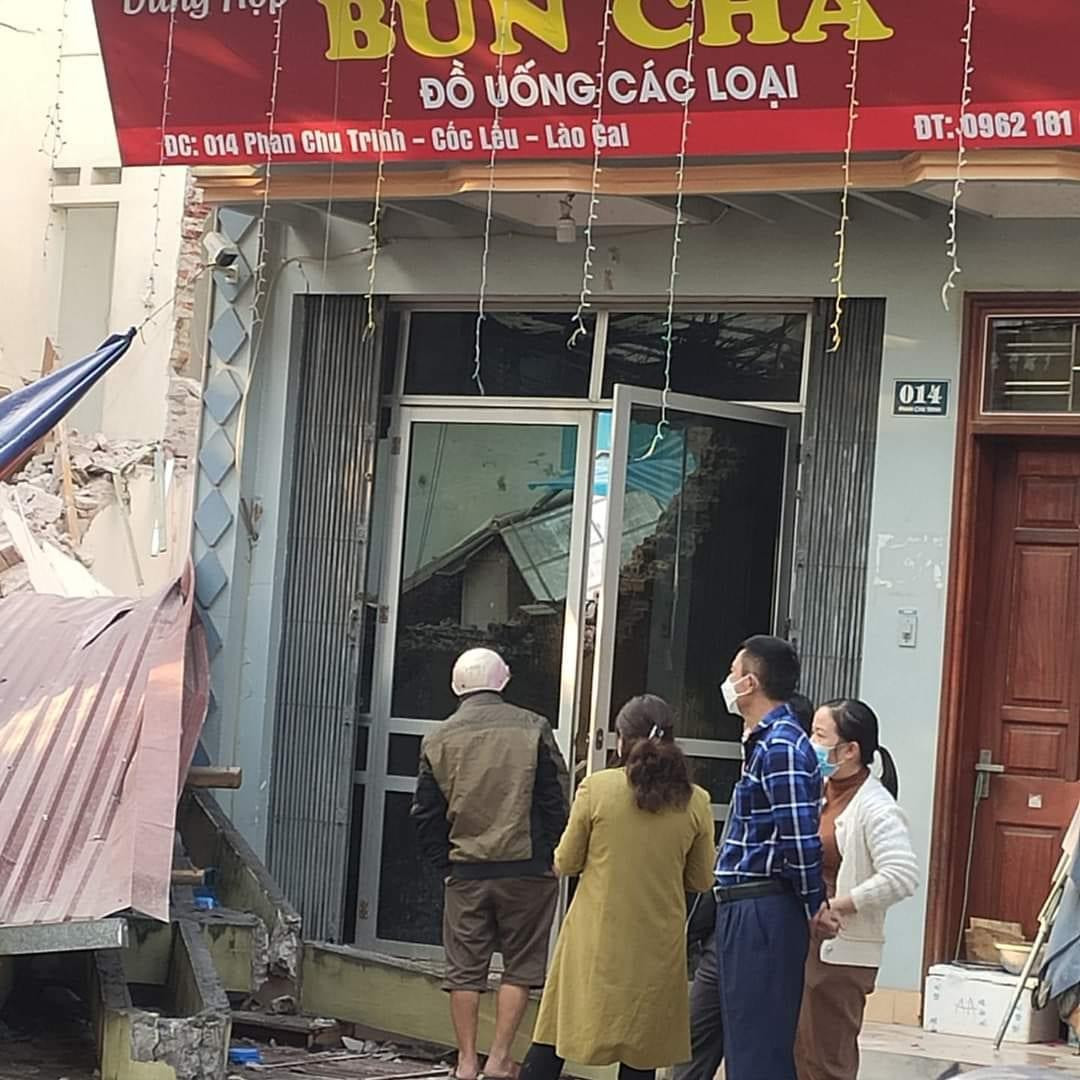 Trong đoạn clip, các mảnh kính bắn tứ tung ra đường khiến mọi người xung quanh vô cùng hoảng hốt. Vụ sập nhà còn khiến một phần tường của số nhà 14 bị nứt vỡ. Trước vụ việc này, hồi tháng 4 một căn nhà ở TP. Lào Cai cũng đổ sập trong đêm do nhà hàng xóm thi công móng nhà.