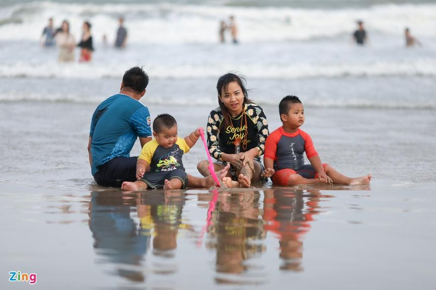 Do sóng to, nên nhiều gia đình có trẻ nhỏ chỉ tắm gần bờ để đảm bảo an toàn.