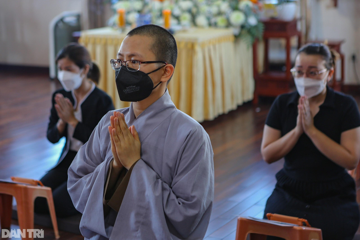 Mọi người cùng nhau đọc kinh cầu nguyện, tất cả cầu mong bé được ra đi thanh thản. Mọi người cùng nhau đọc kinh cầu nguyện, tất cả cầu mong bé được ra đi thanh thản.