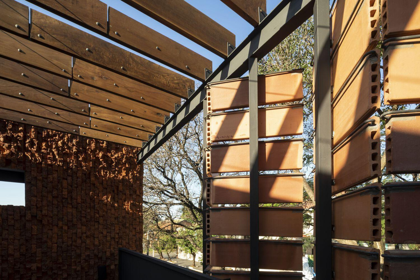 Nhờ đó mà tất cả các không gian trong nhà luôn tràn ngập ánh sáng tự nhiên và gió mát. Nhờ đó mà tất cả các không gian trong nhà luôn tràn ngập ánh sáng tự nhiên và gió mát.