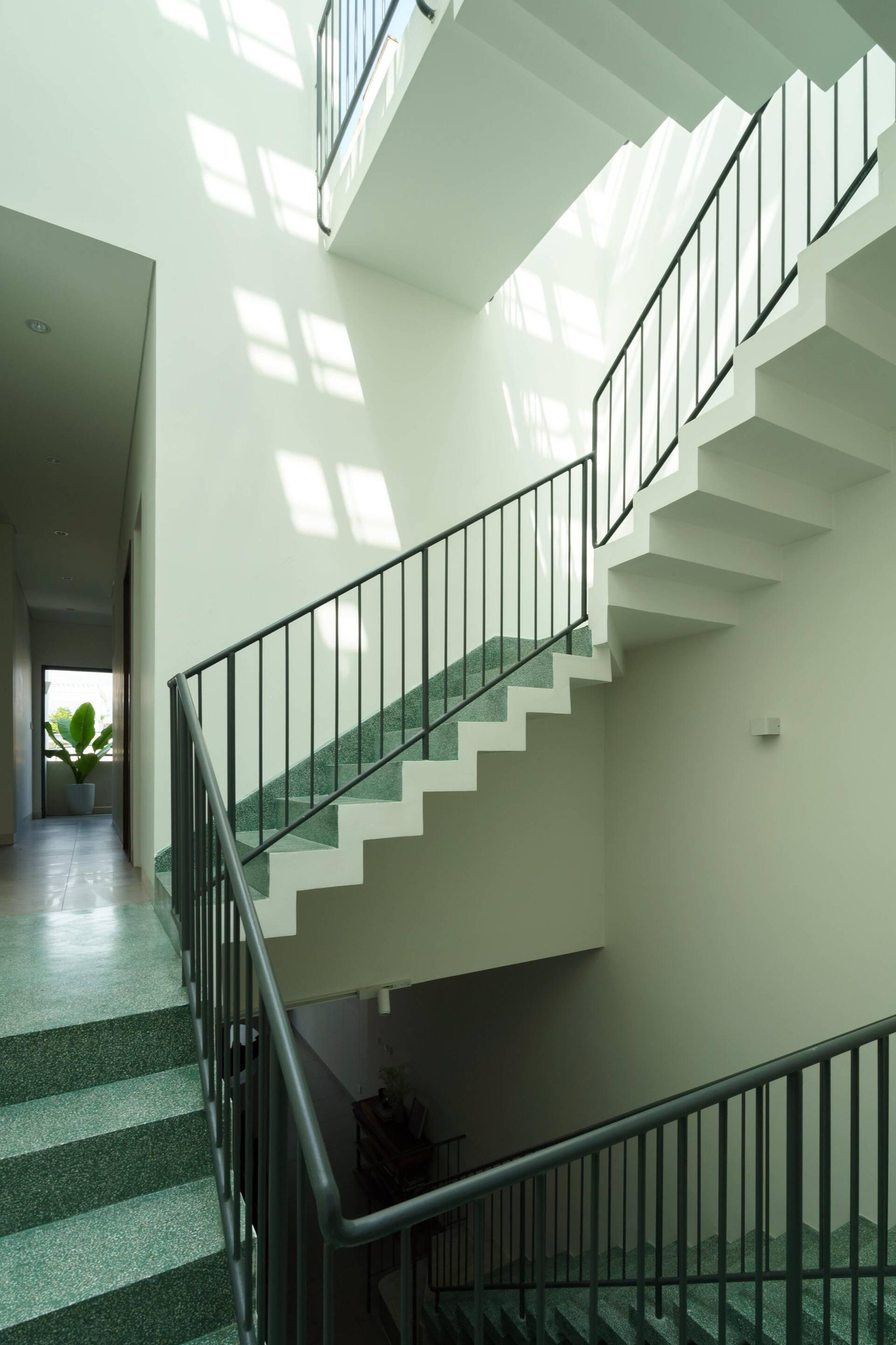 Các tầng trong nhà được kết nối với nhau bằng cầu thang và các cầu thang thay đổi kết cấu theo từng tầng. Trong đó từ tầng 1 lên tầng 2 là dạng cầu thang bậc rời để tầm nhìn trong nhà không bị cản trở. Từ tầng 2 và tầng 3 là cầu thang mỏng có hình zigzag giúp giảm độ thô kệch và biến không gian nhà ở trở nên mềm mại và nghệ thuật hơn. Các tầng trong nhà được kết nối với nhau bằng cầu thang và các cầu thang thay đổi kết cấu theo từng tầng. Trong đó từ tầng 1 lên tầng 2 là dạng cầu thang bậc rời để tầm nhìn trong nhà không bị cản trở. Từ tầng 2 và tầng 3 là cầu thang mỏng có hình zigzag giúp giảm độ thô kệch và biến không gian nhà ở trở nên mềm mại và nghệ thuật hơn.