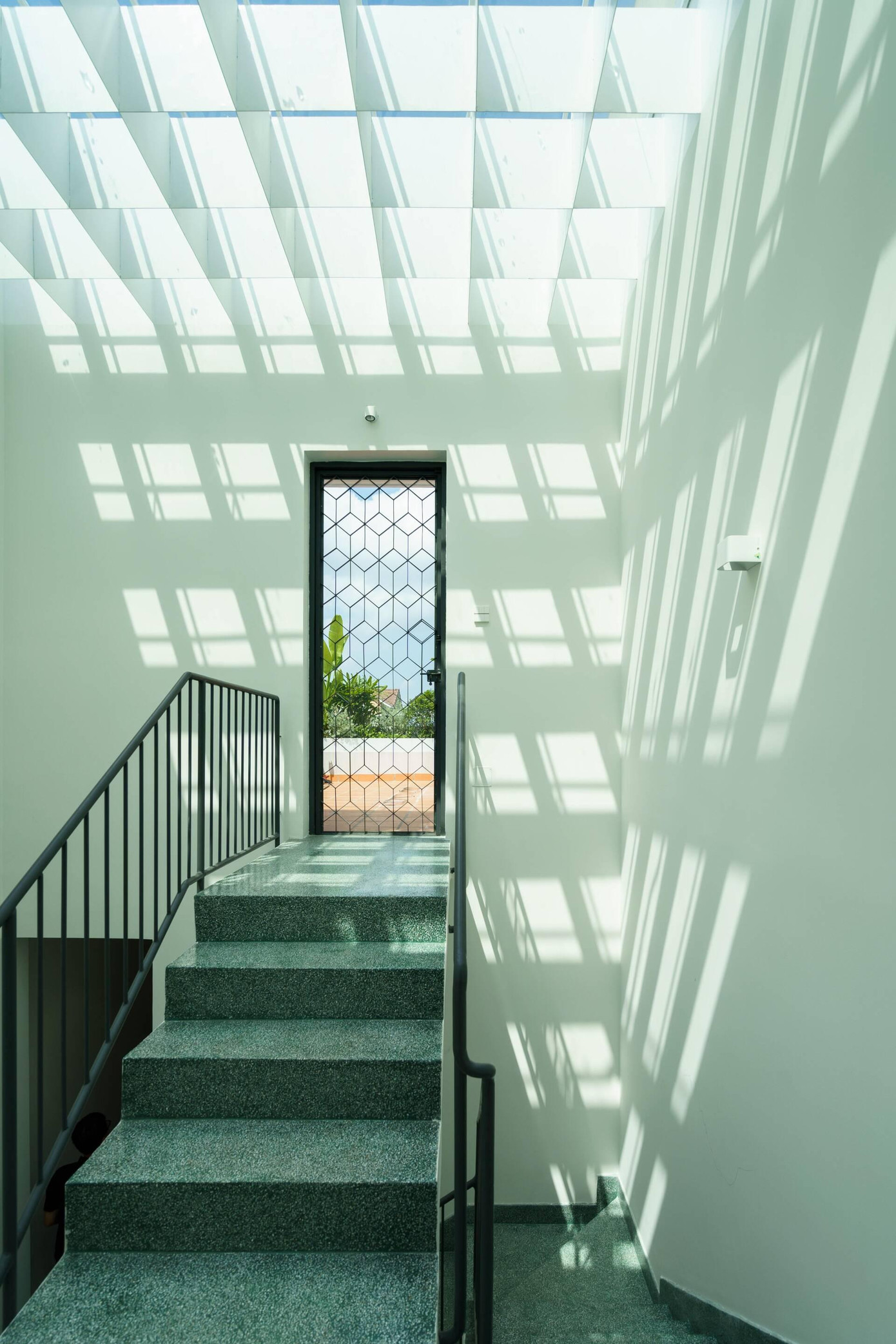 Điểm nhấn đặc biệt của ngôi nhà là tầng mái có khoảng thông tầng sử dụng hệ khung sắt giúp làm giảm cường độ sáng gắt và bức xạ nhiệt, tạo họa tiết nắng thay đổi linh hoạt theo hướng chiếu sáng của mặt trời giúp tăng sự nghệ thuật cho ngôi nhà. Điểm nhấn đặc biệt của ngôi nhà là tầng mái có khoảng thông tầng sử dụng hệ khung sắt giúp làm giảm cường độ sáng gắt và bức xạ nhiệt, tạo họa tiết nắng thay đổi linh hoạt theo hướng chiếu sáng của mặt trời giúp tăng sự nghệ thuật cho ngôi nhà.